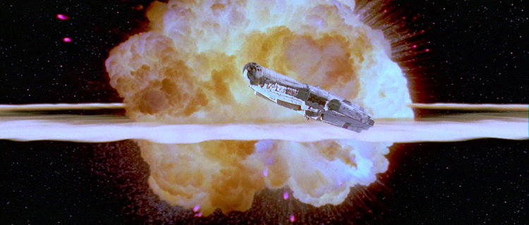 Дисней новый    Звездные войны   «Фильм« Пробуждение силы »» начинается спустя годы после окончания последнего фильма в серии «Возвращение джедая»: после катастрофического взрыва Звезды Смерти II, оружия размером с Луну